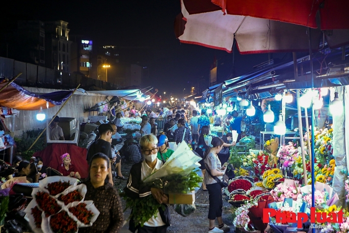 Cuộc sống đên nhộm nhịp tại chợ hoa Quảng An, Tây Hồ. Ảnh: Khánh Huy