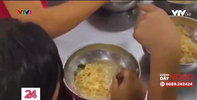 Hình ảnh bữa ăn sáng cho học sinh tại Trường Phổ thông dân tộc bán trú tiểu học Hoàng Thu Phố 1.	Ảnh: VTV