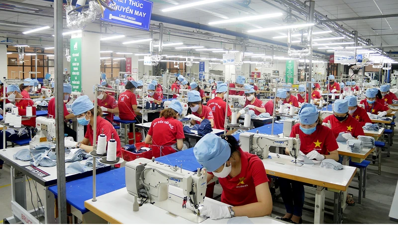 Sản xuất hàng dệt may xuất khẩu tại Tổng công ty May 10. Ảnh: Quỳnh Chi