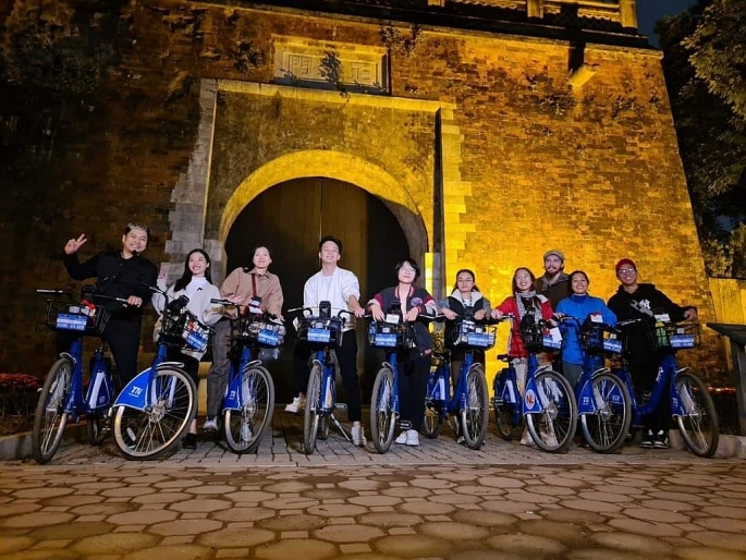 Du khách tham gia tour du lịch đạp xe đêm với điểm dừng chân Đền Quán Thánh. Ảnh: Thu Thu 