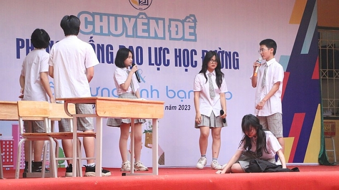 Tiểu phẩm nói về vấn nạn bạo lực học đường của các em học sinh Trường THCS Thái Thịnh (Đống Đa, Hà Nội). Ảnh: Trường THCS Thái Thịnh