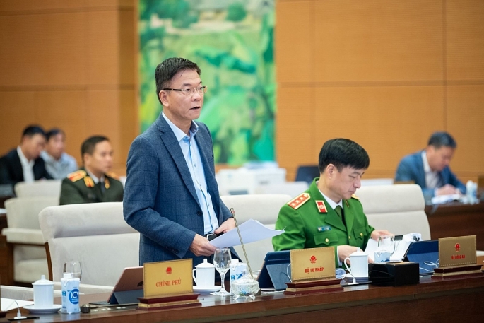Bộ trưởng Bộ Tư pháp Lê Thành Long trình bày Tờ trình đề nghị bổ sung một số dự án luật vào Chương trình xây dựng luật, pháp lệnh năm 2024 tại phiên họp phiên họp thứ 28, Ủy ban Thường vụ Quốc hội sáng 18/12.  Ảnh: Thu Trang
