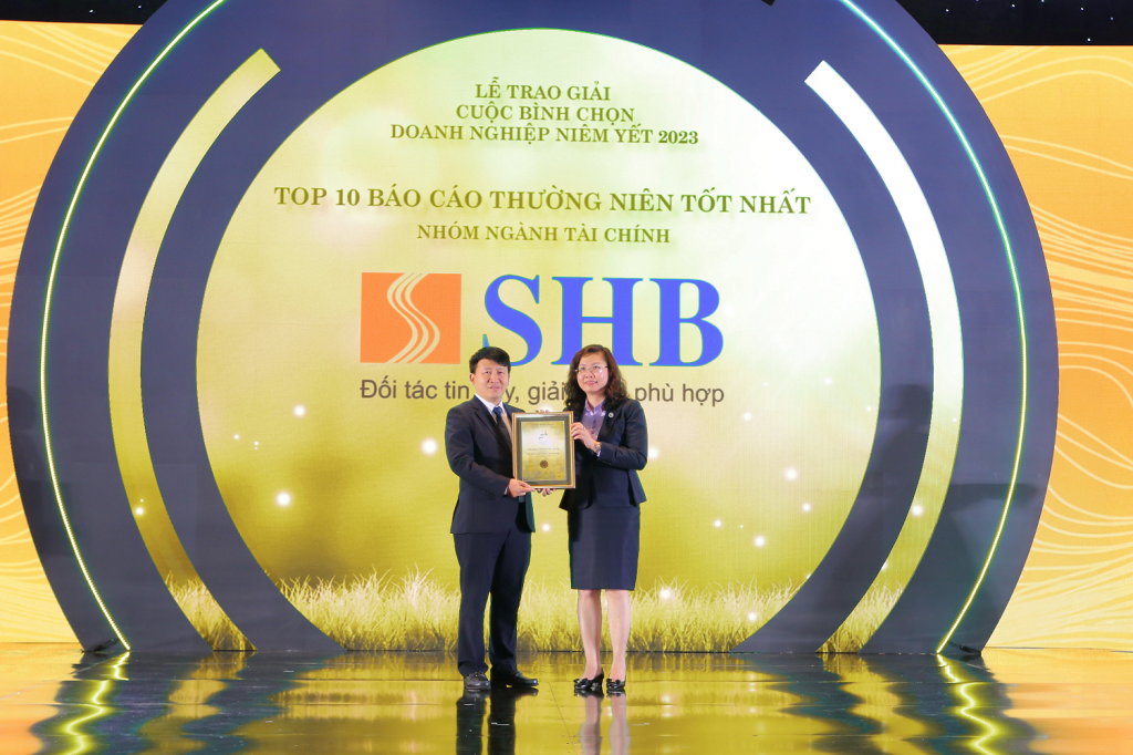 Ông Lê Đăng Khoa - Phó Tổng Giám đốc SHB đại diện ngân hàng nhân giải thưởng Top 10 Báo cáo thường niên tốt nhất