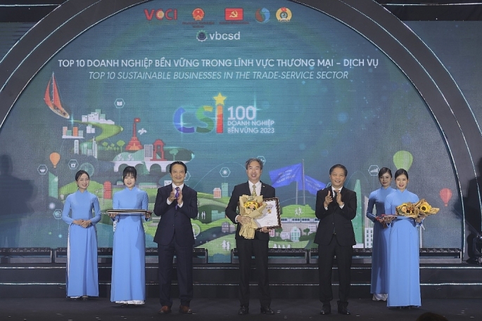 Lãnh đạo Tập đoàn nhận giải thưởng “Top 10 doanh nghiệp bền vững hoạt động trong lĩnh vực thương mại - dịch vụ” thuộc Chương trình CSI 2023