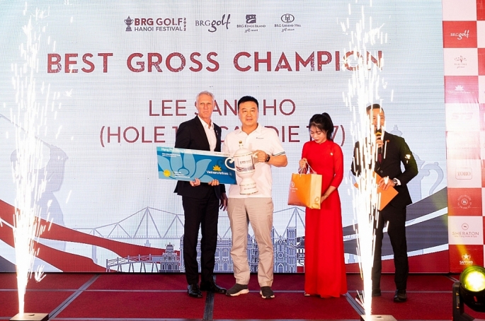 Gôn thủ Lee Sang-ho tới từ Hàn Quốc nhận cúp vô địch 2023 BRG Golf Hanoi Festival