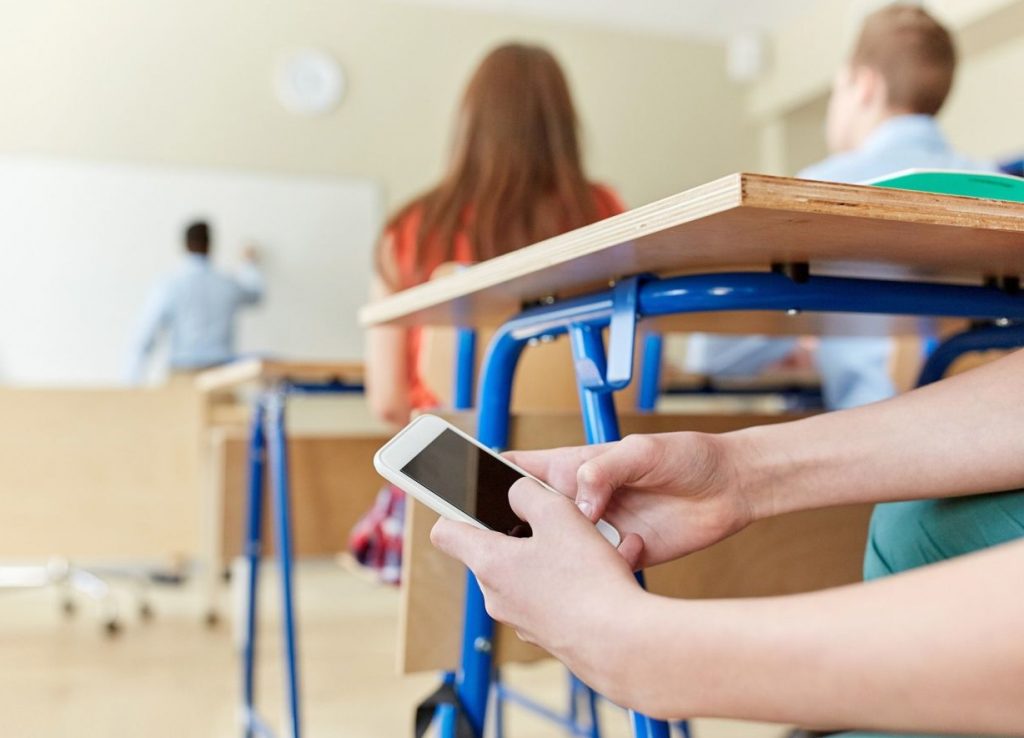 Cấm sử dụng điện thoại di động ở cấp trung học tại Hà Lan