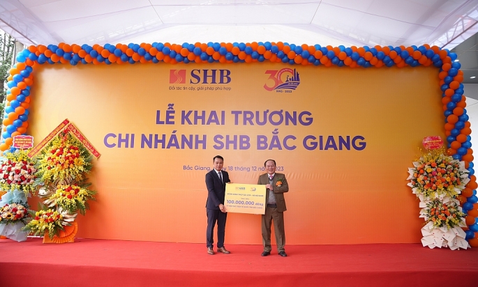 Giám đốc SHB Bắc Giang và Giám đốc SHB Phú Thọ đại diện Ngân hàng trao tặng 100 triệu đồng cho Ủy ban Mặt trận Tổ quốc trên địa bàn mỗi tỉnh