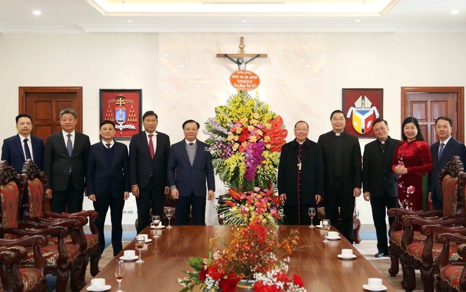 Bí thư Thành ủy Hà Nội Đinh Tiến Dũng trao tặng lẵng hoa chúc mừng Tòa Tổng Giám mục Hà Nội.