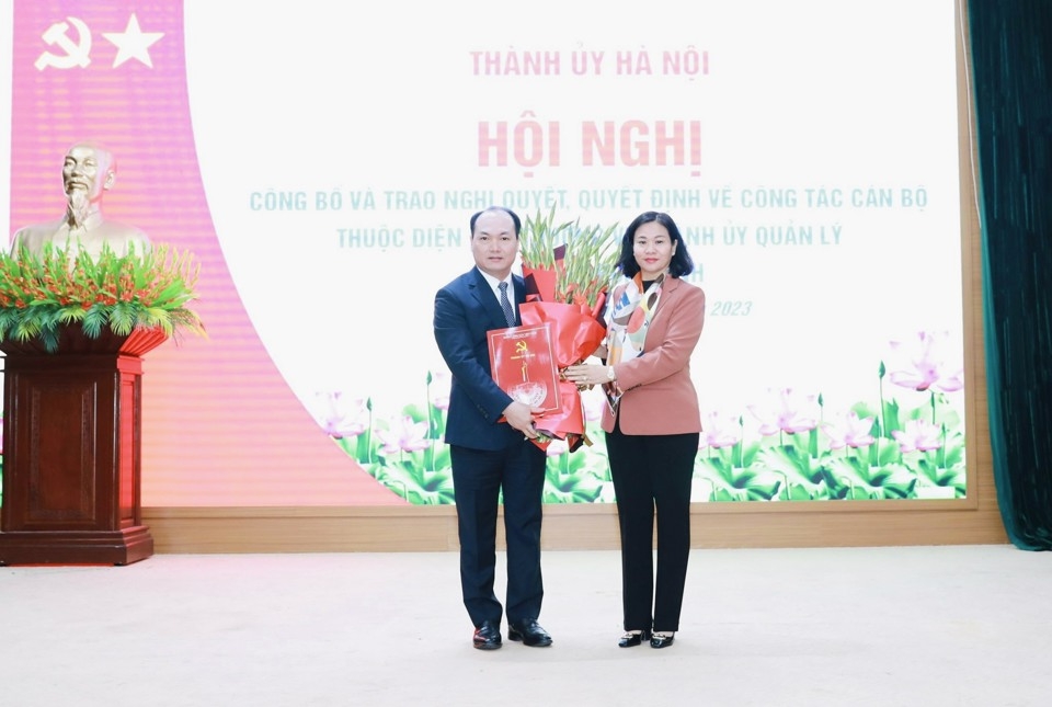 Phó Bí thư Thường trực Thành ủy  Nguyễn Thị Tuyến trao Quyết định cho ông Nguyễn Anh Dũng.