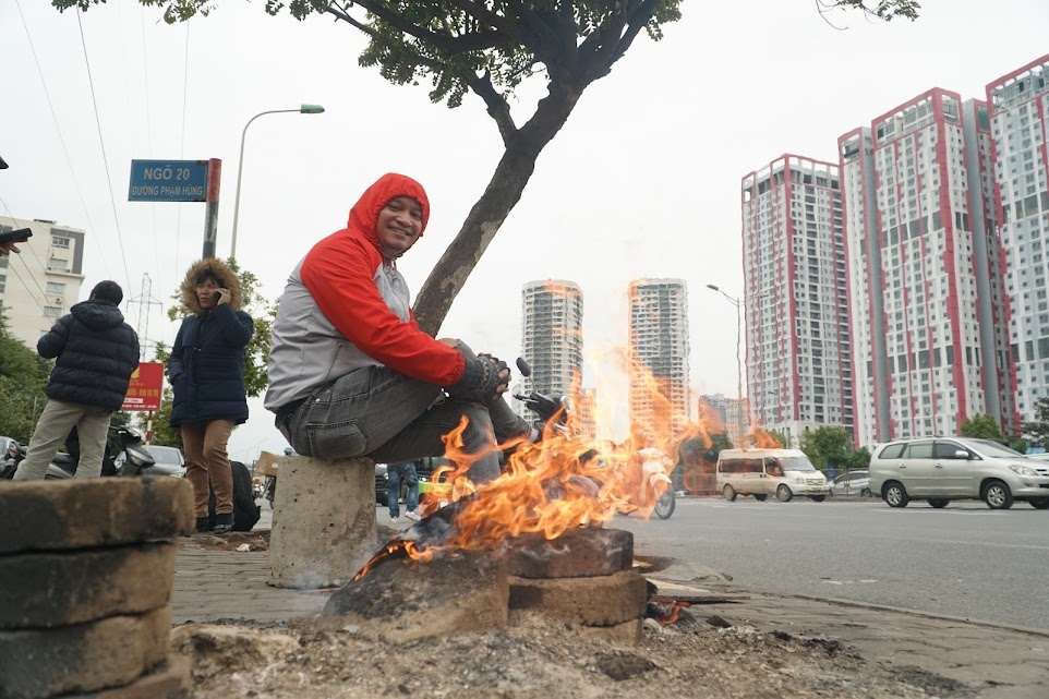 Người dân đốt lửa sưởi ấm khi thời tiết lạnh ở Hà Nội    Ảnh: Công Phương.