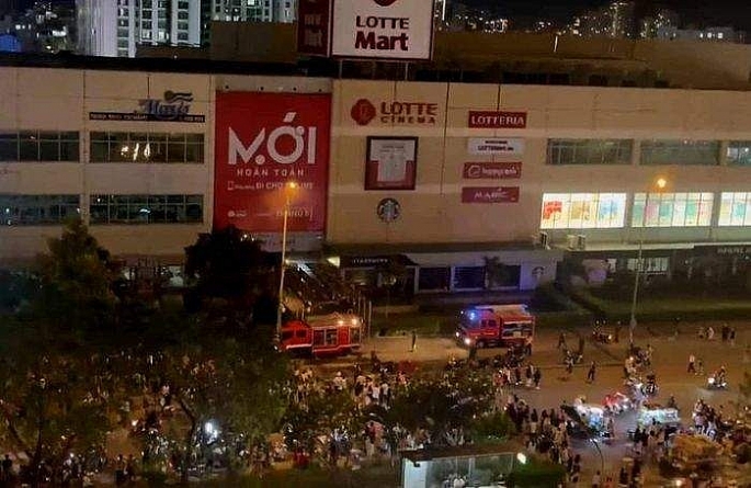  Nhiều người hoảng loạn tháo chạy ra bên ngoài Lotte Mart. Ảnh: CTV