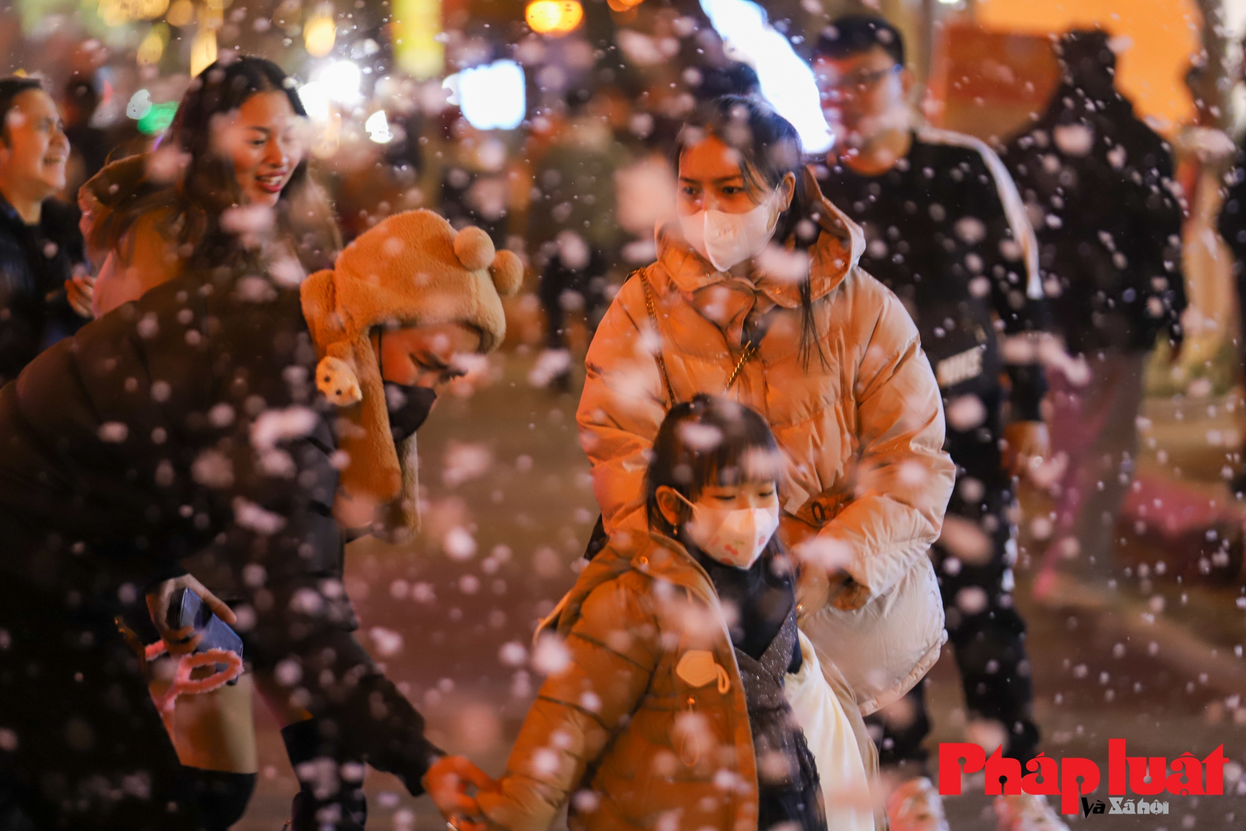 Lần đầu tiên người dân Hà Nội được ngắm tuyết rơi tại phố đi bộ