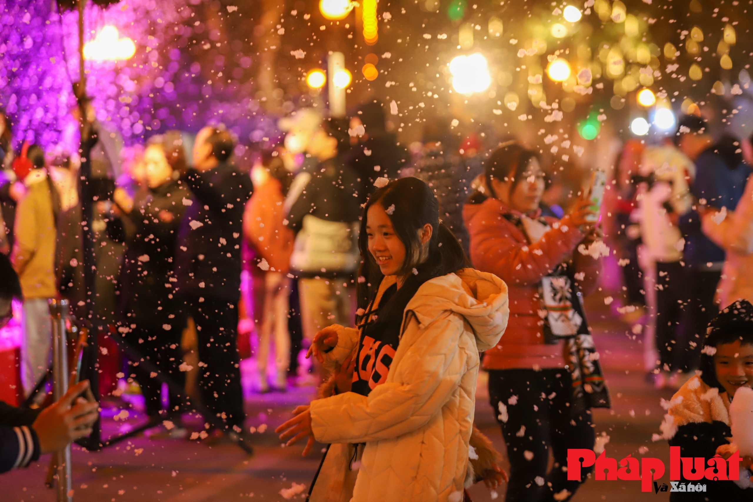 Lần đầu tiên người dân Hà Nội được ngắm tuyết rơi tại phố đi bộ