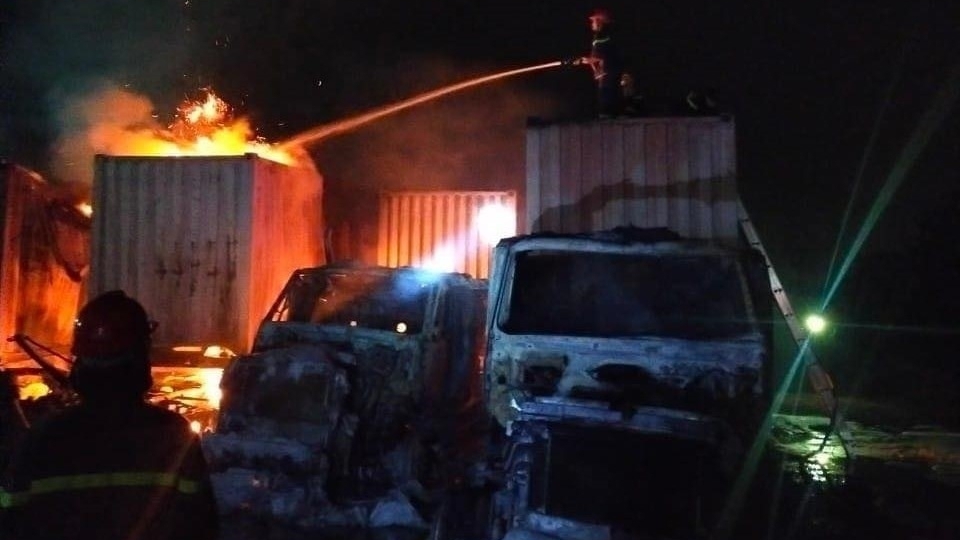 4 xe container bốc cháy ngùn ngụt gần trạm thu phí ở Hải Phòng