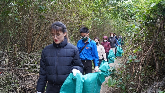 Biến bãi rác thành khu vui chơi sinh thái cạnh cầu Long Biên