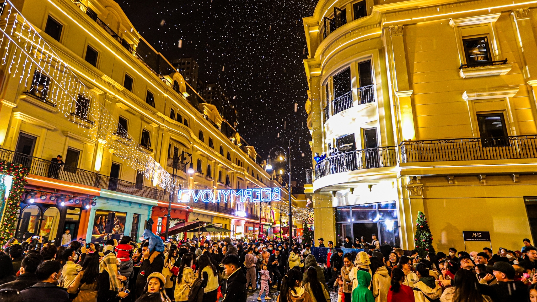 Mưa tuyết đẹp tựa trời âu trên con phố "Tây" nhất Hà Nội