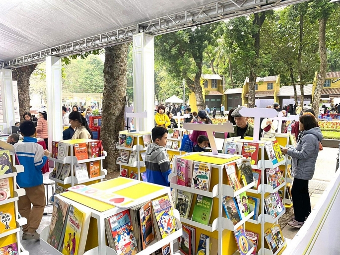 Thư viện lưu động tổ chức tại công viên Thống Nhất thu hút đông đảo người dân đến đọc sách. Ảnh: M.Miên