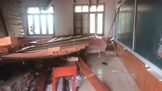Hiện trường vụ sập trần nhà tại lớp 11A9, Trường phổ thông Hermann Gmeiner Vinh.	Ảnh: Hải Đăng