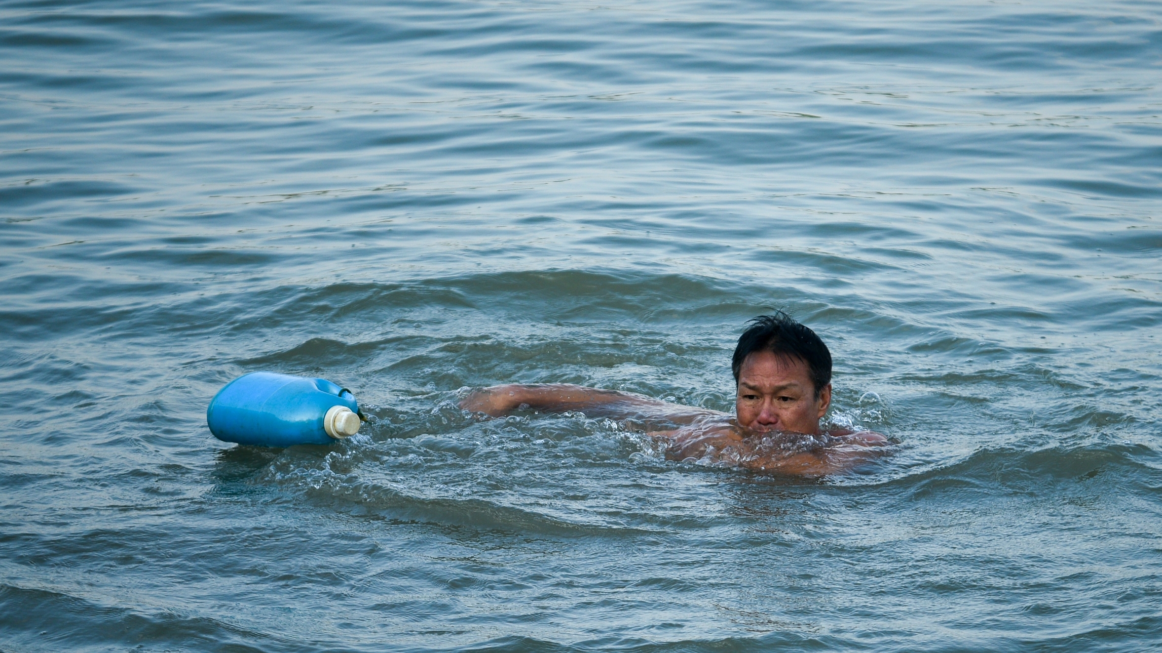 Hà Nội: trời rét "thấu xương", nhiều người vẫn bơi lội giữa sông Hồng