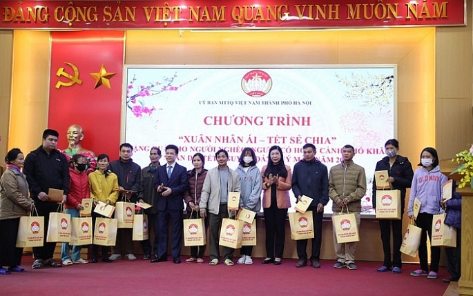 Chủ tịch Uỷ ban MTTQ Việt Nam TP. Hà Nội trao quà Tết cho những người nghèo, hộ khó khăn. Ảnh: VGP/ Thuỳ Linh