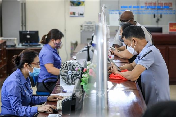 Người dân mua vé tàu tại ga Hà Nội. Ảnh tư liệu: Thành Đạt/TTXVN