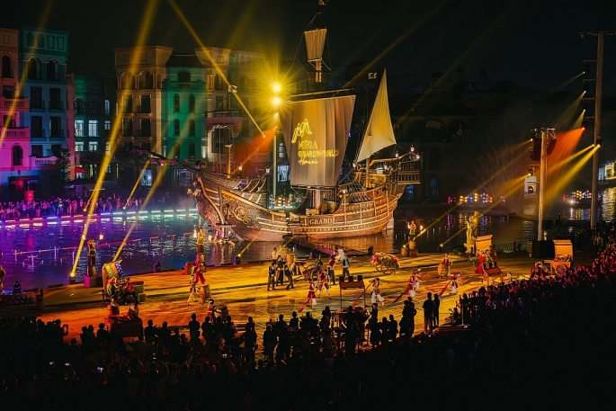 Bom tấn giải trí Grand Voyage Show sẽ được biểu diễn trên sân khấu thuyền lần đầu tiên xuất hiện tại Việt Nam, ứng dụng công nghệ 3D Mapping hiện đại bậc nhất thế giới.