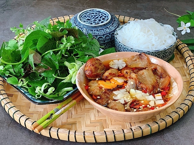 thấy món phở nóng hổi trứ danh, quán bún chả nghi ngút khói sương nhưng cũng tìm thấy cả vẻ duyên dáng, bình yên của mảnh đất chứa đầy trầm tích văn hóa.