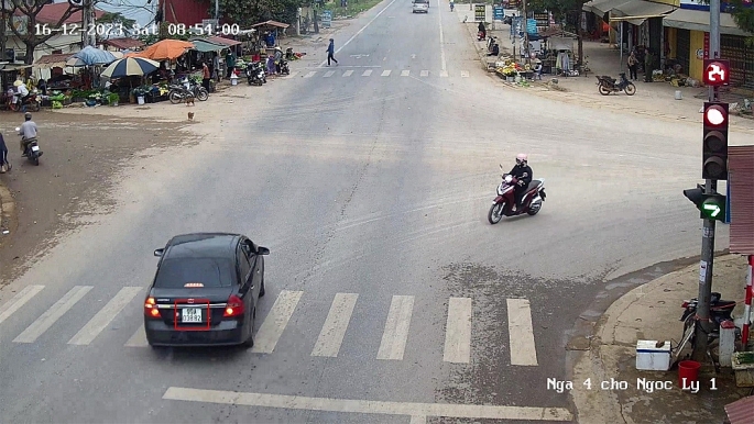 Phương tiện vi phạm “không chấp hành hiệu lệnh của đèn tín hiệu giao thông”. Ảnh: Công an Bắc Giang