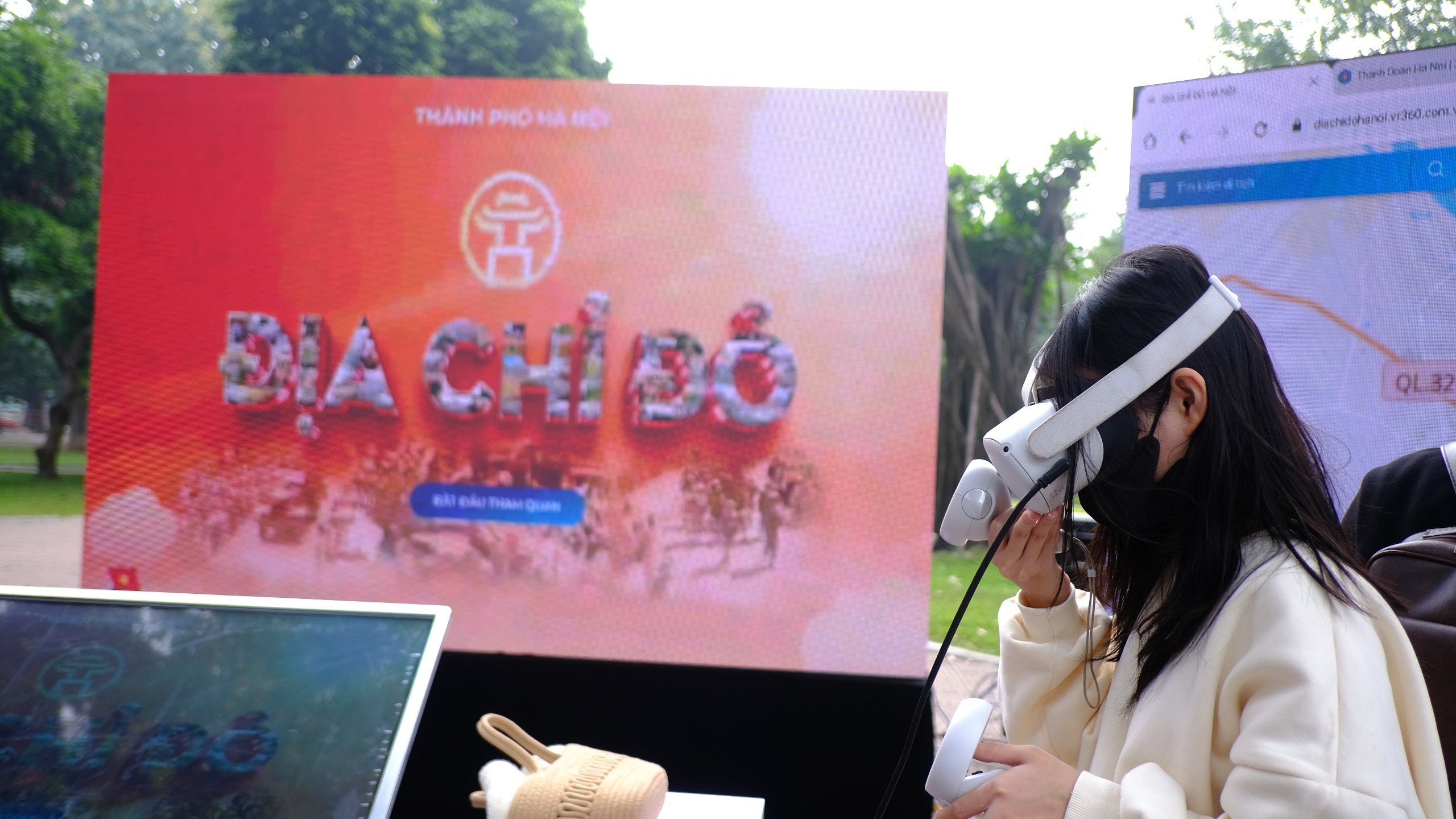 Giới trẻ hào hứng trải nghiệm thực tế ảo "địa chỉ đỏ" tại Hà Nội