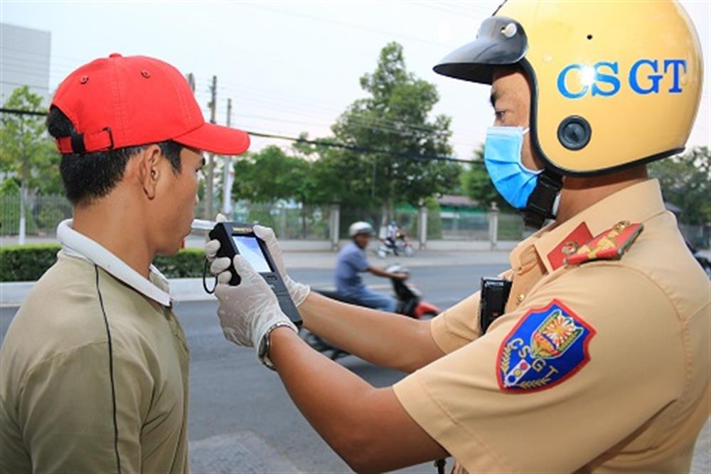 Lực lượng Cảnh sát giao thông kiểm tra nồng độ cồn đối với người điều khiển phương tiện tham gia giao thông.
