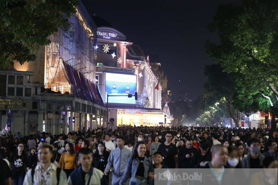 Người dân từ khắp nơi gửi xe ở những con phố lân cận để đi bộ tới quảng trường Đông Kinh Nghĩa Thục - nơi tổ chức Lễ hội countdown. 