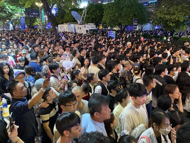 Phố đi bộ Nguyễn Huệ (Quận 1, TP.HCM) chật cứng người đến tham gia lễ hội đếm ngược chào đón năm mới - Countdown 2024