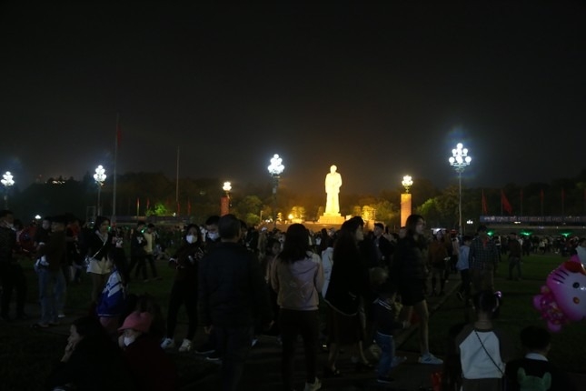 Hàng ngàn người dân đến thưởng thức chương trình nghệ thuật Chào năm mới 2024 tại Quảng trường Hồ Chí Minh.
