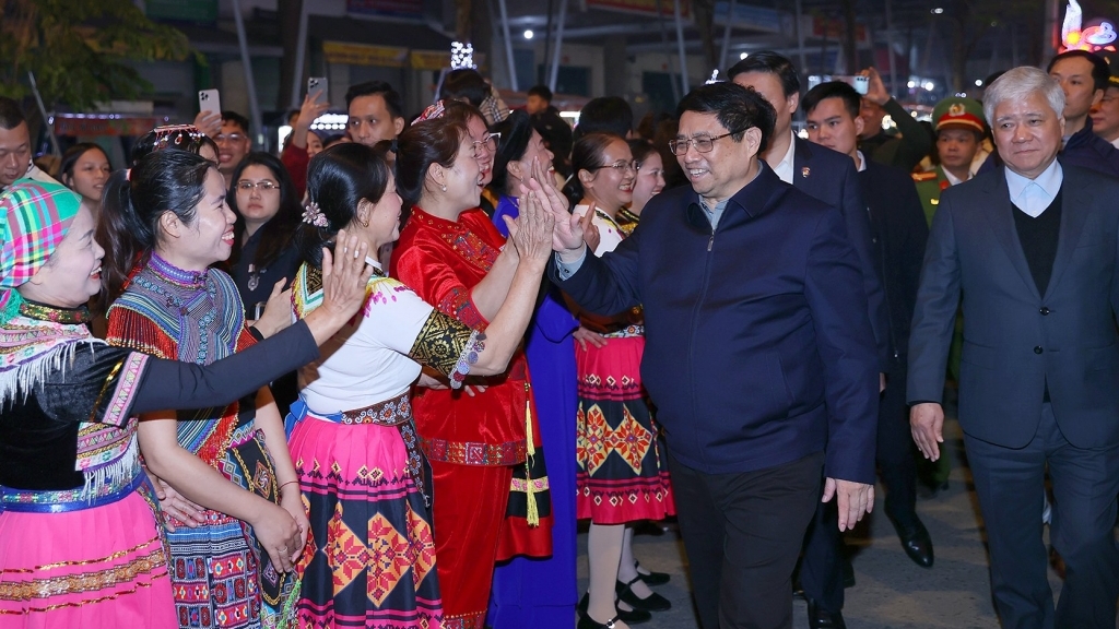 Thủ tướng cùng Nhân dân tỉnh biên giới Cao Bằng đón năm mới 2024
