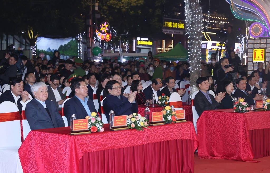 Thủ tướng cùng Nhân dân tỉnh biên giới Cao Bằng đón năm mới 2024