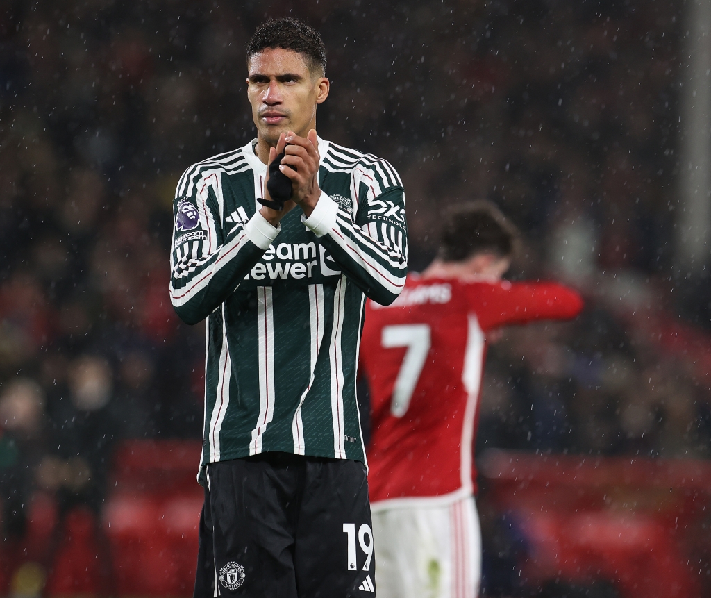 Man Utd quyết định không gia hạn với Raphael Varane