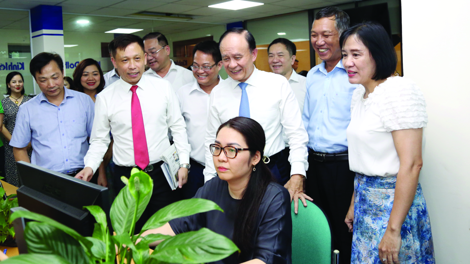 Phó Bí thư Thành ủy, Chủ tịch HĐND Thành phố Nguyễn Ngọc Tuấn thăm và chúc mừng Báo Kinh tế & Đô thị nhân Ngày Báo chí Cách mạng Việt Nam năm 2023. Ảnh:  Hải Linh