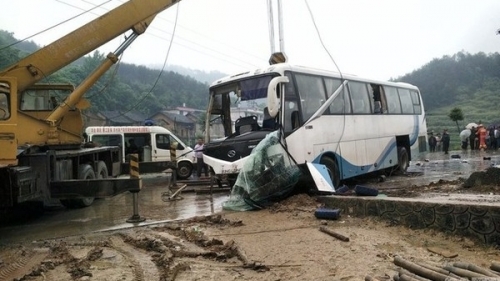 Ô tô tải lấn làn tông trực diện xe buýt, nhiều người thương vong