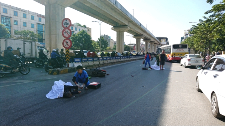 Tìm nhân chứng vụ ô tô tông trúng người đi bộ trên đường phố Hà Nội