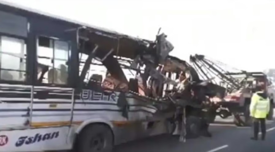 Xe buýt tông trực diện xe tải khiến ít nhất 14 người thiệt mạng