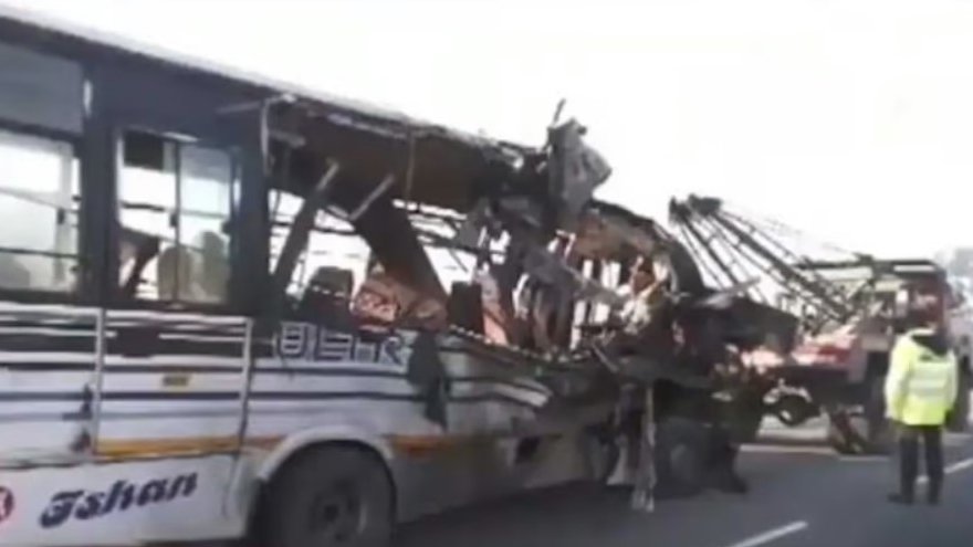 Xe buýt tông trực diện xe tải khiến ít nhất 14 người thiệt mạng
