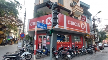 Nữ khách hàng bị mất xe máy khi vào mua sắm tại Circle K