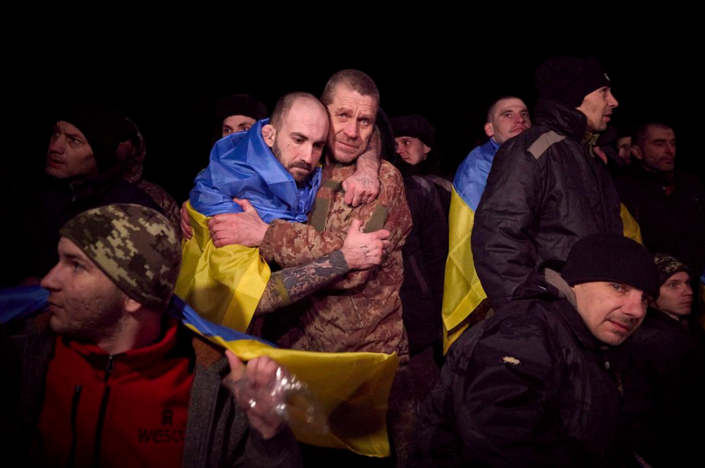 Nga và Ukraine thực hiện đợt trao đổi tù nhân lớn nhất từ trước tới nay