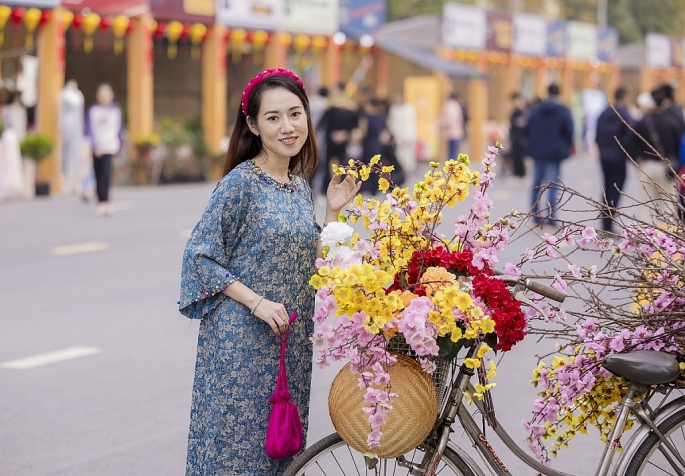 Đến với Hội chợ Xuân 2024, du khách không chỉ được “ăn ngon, mặc đẹp” mà còn được thỏa thích tham gia các hoạt động trải nghiệm mang đậm bản sắc Việt