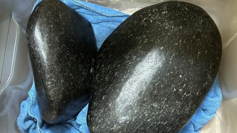 Tin cục đá có tính năng “hủy diệt sắt”, cặp vợ chồng bị lừa hơn 2 tỷ đồng