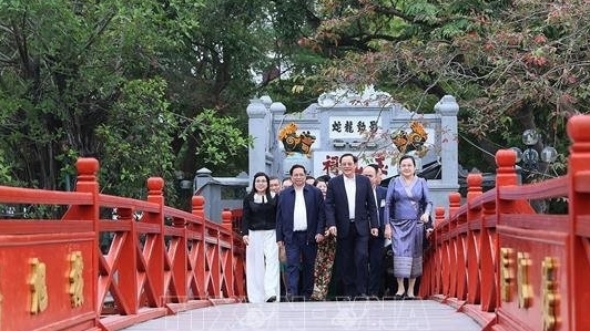 Thủ tướng Phạm Minh Chính cùng Thủ tướng Lào thăm đền Ngọc Sơn