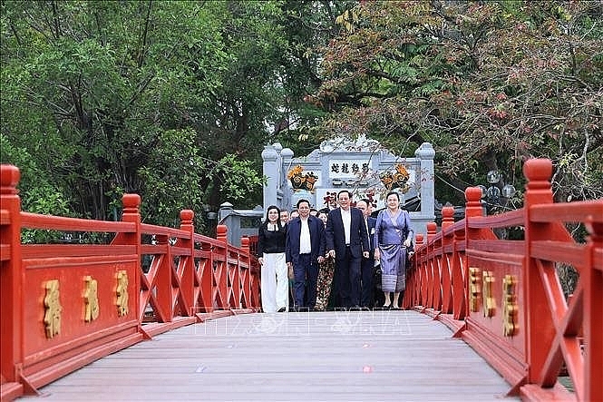 Thủ tướng Phạm Minh Chính cùng Thủ tướng Lào thăm đền Ngọc Sơn