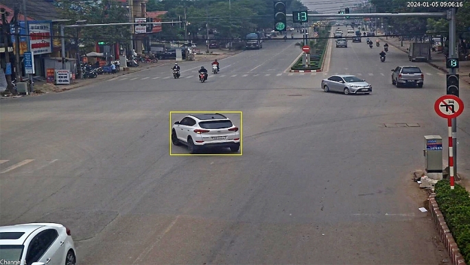 Xe ô tô vi phạm rẽ trái nơi có biển cấm tại ngã 4 Xương Giang - Quang Trung - Vương Văn Trà, phường Trần Phú. Ảnh: Công an Bắc Giang