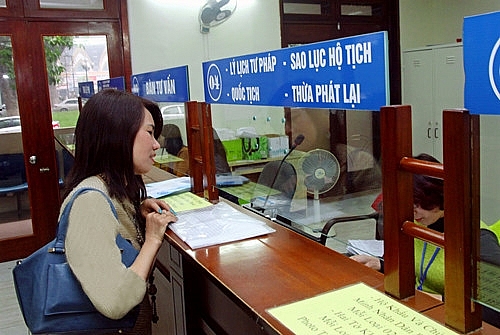 Công dân thực hiện TTHC tại Bộ phận Một cửa Sở Tư pháp Hà Nội. Ảnh: P.V