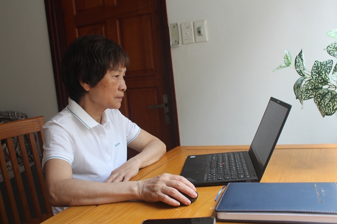 Ở tuổi gần 70, bà Nguyễn Thị Minh Trang thành thạo máy tính văn phòng trong việc lập báo cáo, quản lý các hoạt động bằng công nghệ số. Ảnh: Mộc Miên